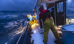 marin pêcheur sur un bateau de nuit