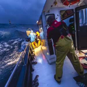 marin pêcheur sur un bateau de nuit