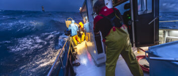 marin pêcheur sur un bateau de nuit