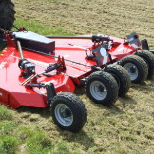 Un gyrobroyeur attelé à un tracteur dans un champ