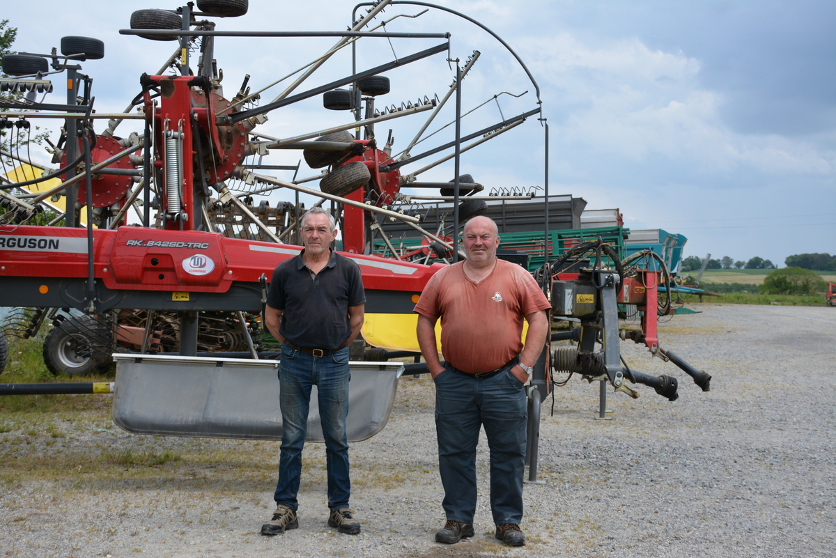 Deux agriculteurs devant du matériel dans une cour - Illustration Vie de coopérative : Une appli pour réserver le matériel