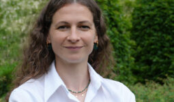 Portrait d'une femme brune aux cheveux longs