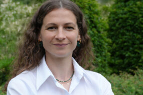 Portrait d'une femme brune aux cheveux longs