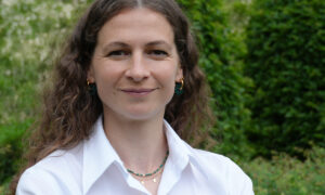 Portrait d'une femme brune aux cheveux longs