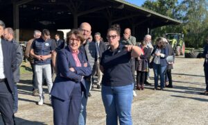 Un groupe de personnes en visite dans une exploitation agricole