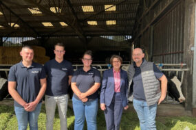 Pose photo des associés du Gaec de Guimbert avec la minsitre de l'agriculture