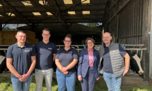 Pose photo des associés du Gaec de Guimbert avec la minsitre de l'agriculture