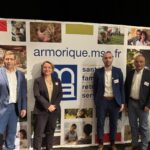 Des personnes devant un panneau