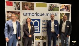 Des personnes devant un panneau