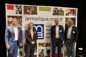 Des personnes devant un panneau