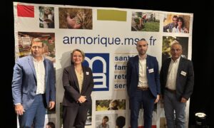 Des personnes devant un panneau