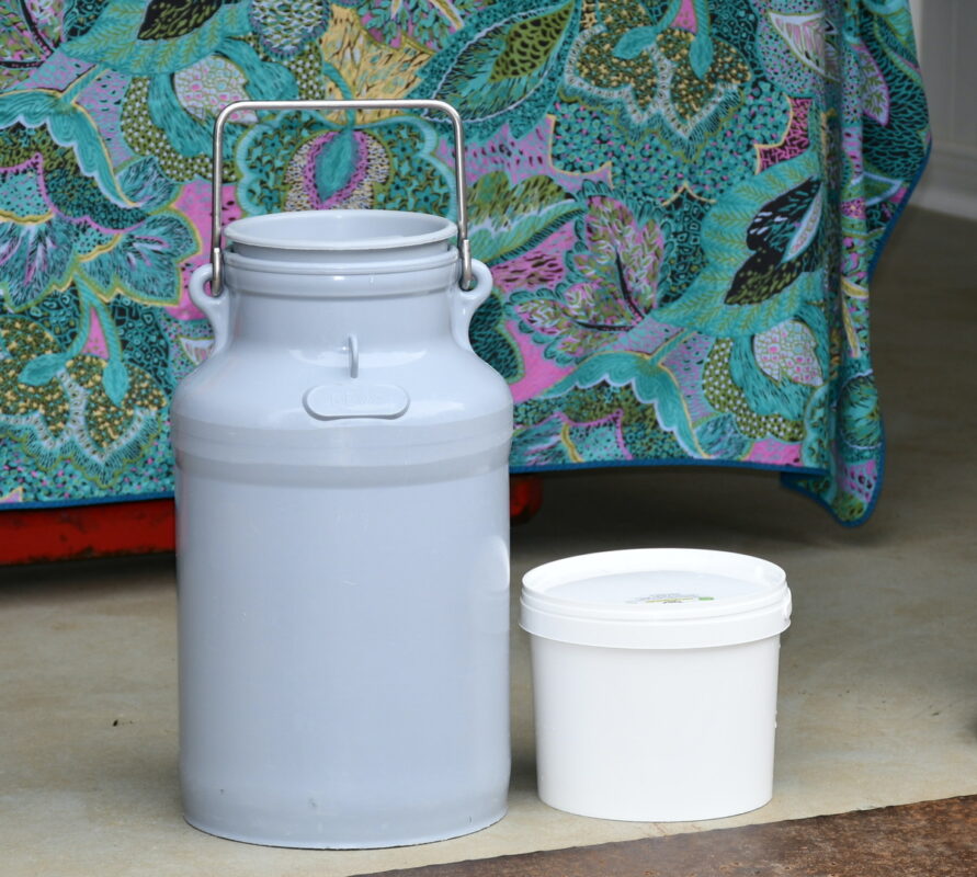 Le lait est livré dans des seaux et bidons réutilisables.