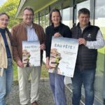 Des personnes avec des affiches