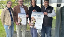 Des personnes avec des affiches