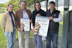 Des personnes avec des affiches