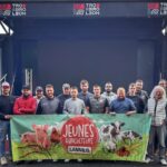 Des personnes derrière une banderole