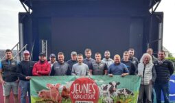 Des personnes derrière une banderole