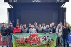 Des personnes derrière une banderole