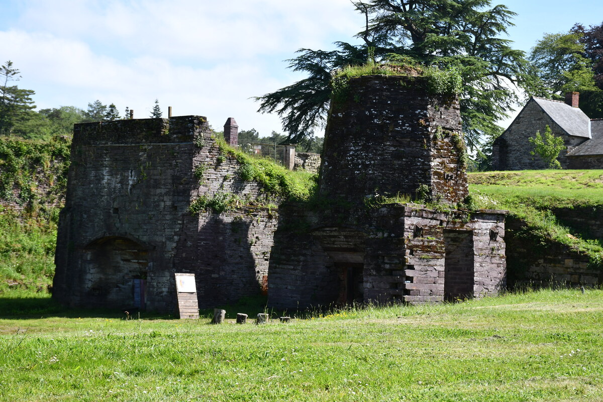 Des ruines de hauts-fourneaux