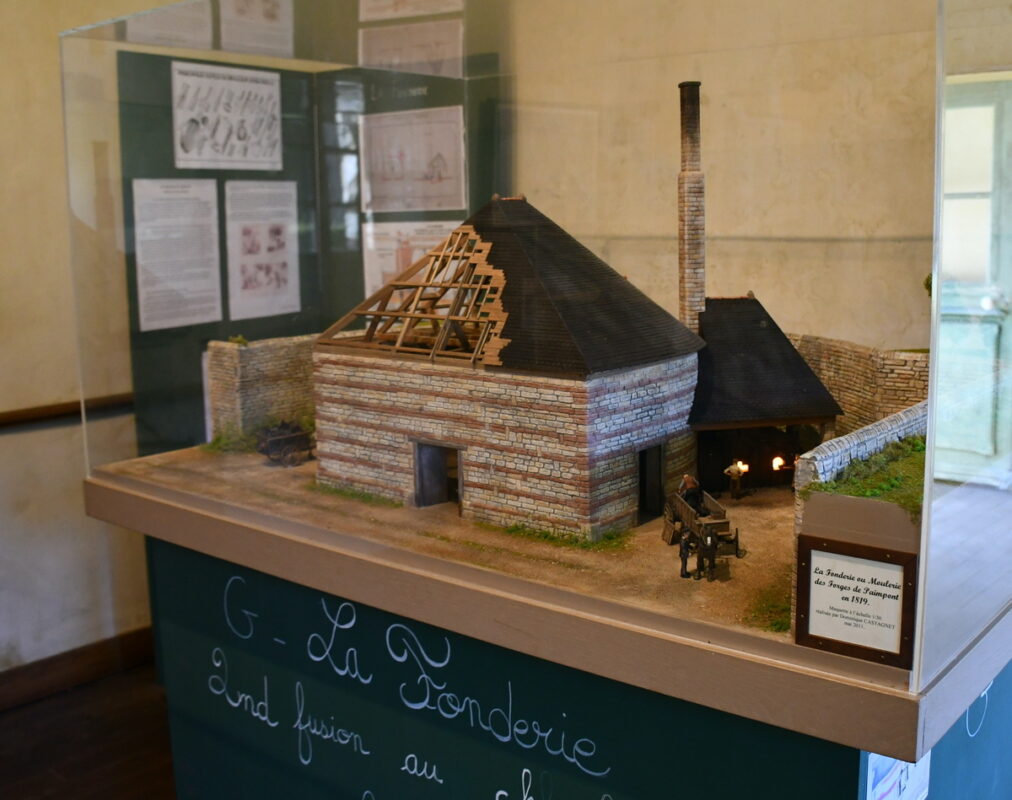 Maquette d'une fonderie posée sur une table