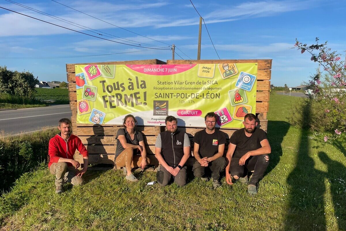 Des personnes devant une banderole - Illustration La Sica ouvre la station Vilar Gren au public