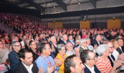Vue sur la foule des participants lors d'une assemblée générale