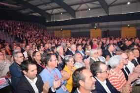 Vue sur la foule des participants lors d'une assemblée générale