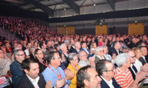 Vue sur la foule des participants lors d'une assemblée générale