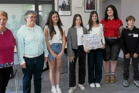 Un groupe de jeunes recevant un prix