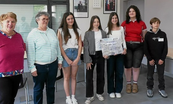 Un groupe de jeunes recevant un prix - Illustration Le dynamisme des jeunes ruraux