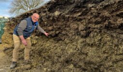 Un éleveur devant un silo d'ensilage d'herbe