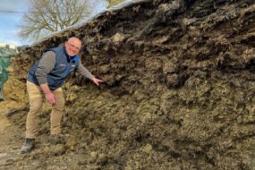 Un éleveur devant un silo d'ensilage d'herbe