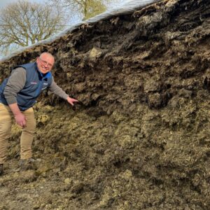 Un éleveur devant un silo d'ensilage d'herbe