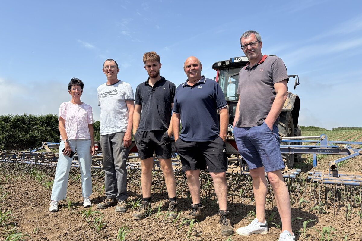 Un groupe de personnes dans un champ devant un tracteur - Illustration Réfléchir en groupe  permet de réduire les doses