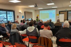 Reunion de groupe dans une salle