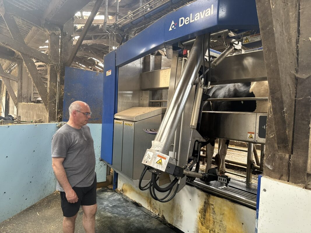 Un éleveur devant son robot de traite de marque DeLaval