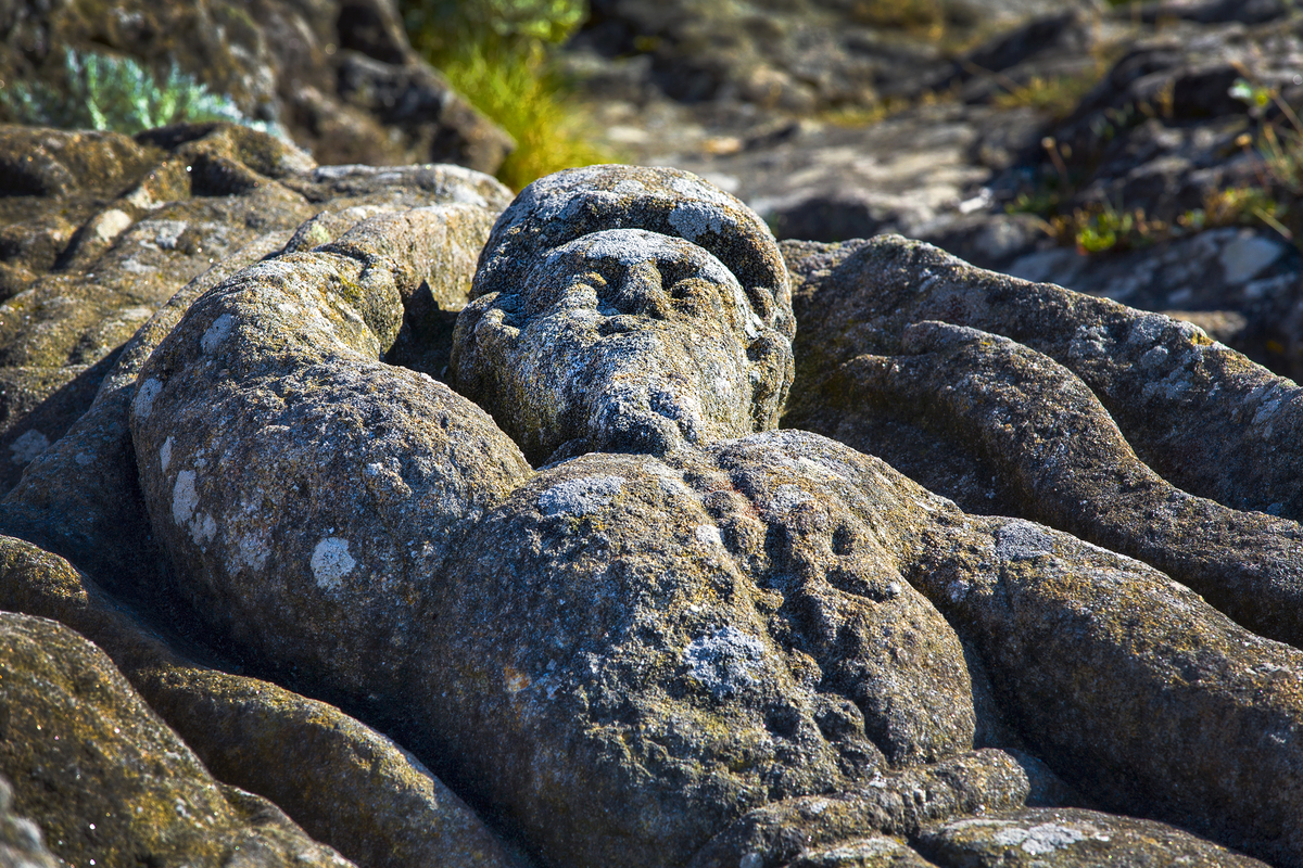 Une vieille sculpture sur un rocher