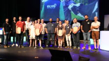 Des personnes sur podium avec des prix