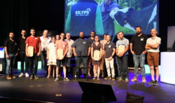 Des personnes sur podium avec des prix