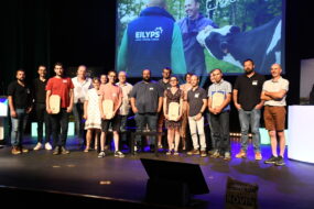Des personnes sur podium avec des prix