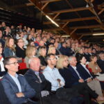 Un public assis dans des gradins