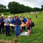 Des enfants sur une pâtures participent à un atelier