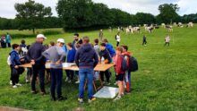 Des enfants sur une pâtures participent à un atelier