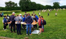 Des enfants sur une pâtures participent à un atelier