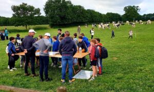 Des enfants sur une pâtures participent à un atelier