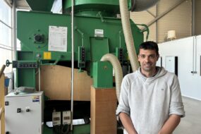 Un homme devant une machine