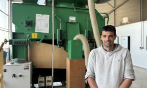 Un homme devant une machine