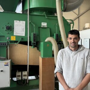 Un homme devant une machine
