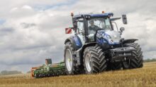 Un tracteur avec un outil au champ