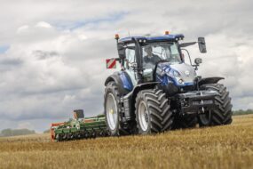 Un tracteur avec un outil au champ